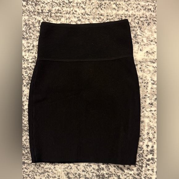 Aritzia babaton ribbed mini skirt. Size S - Picture 1 of 2